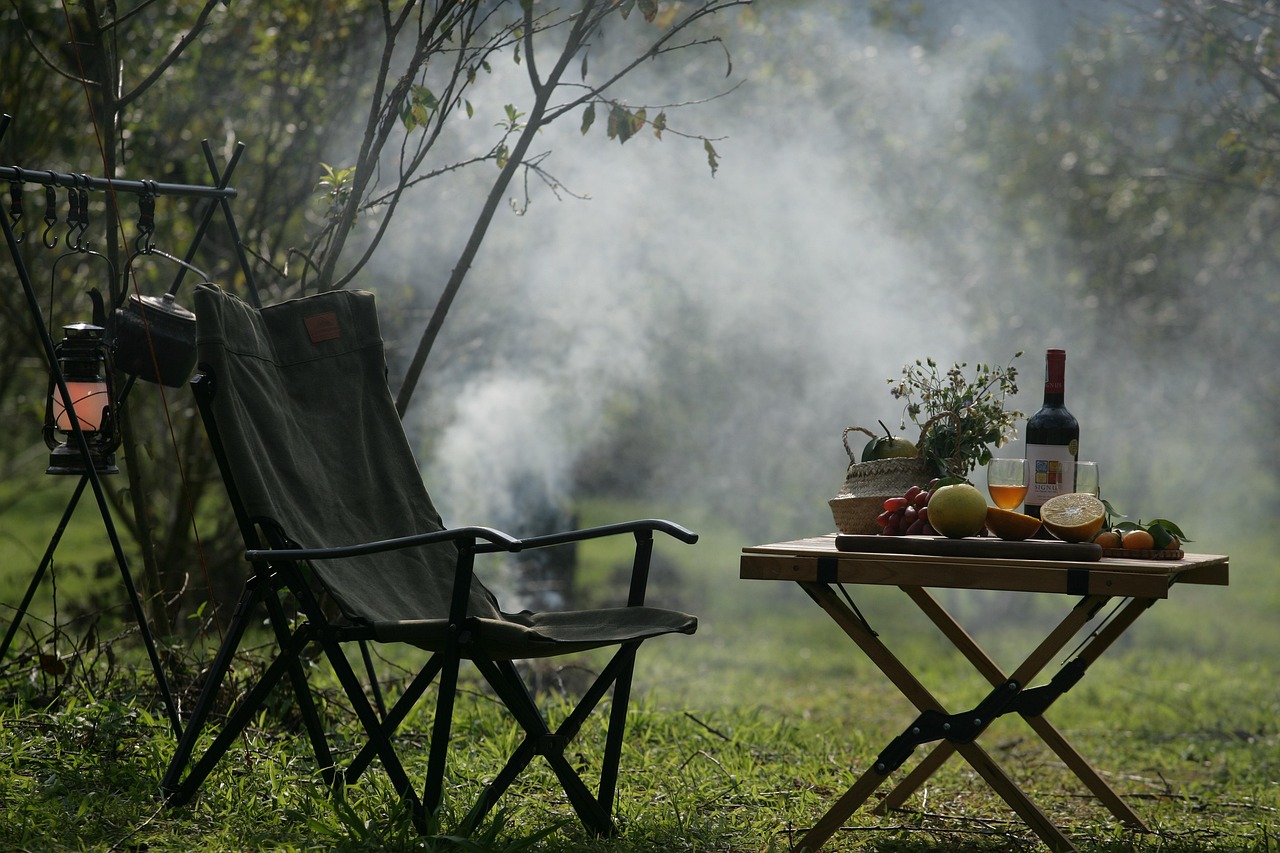 Fresh strawberries, blueberries and mango representing fruit vape flavors