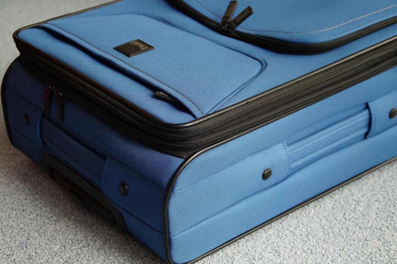 Compact pod kit devices in multiple colors for mainstream retail